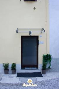 雷焦艾米利亚Casa di Irene的一座植物繁茂的建筑的一侧的黑色门