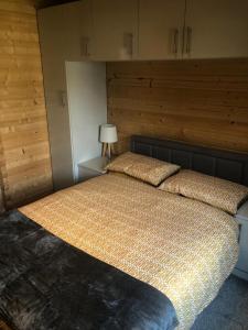莫斯保罗Nancy's Cabin的一间卧室配有一张木墙床