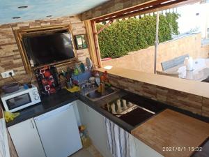 卡尔佩Villa med panoramautsikt med privat pool i Calpe, Costa Blanca, Spanien的一个小房子里一个带水槽的厨房