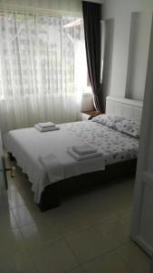 马尔马里斯Uysal Suite and Loft Seaside的卧室配有白色的床和窗户