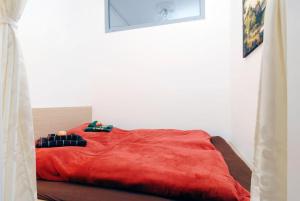 柏林Neukölln Central Rixdorf的卧室床上的红毯