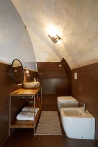蒙泰罗尼迪莱切Petra - Country House的一间带水槽、浴缸和卫生间的浴室