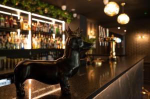 比斯特The Chesterton Hotel的酒吧内有皇冠的狗雕像