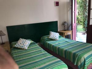 萨尔塔波格纳旅馆的两张睡床彼此相邻,位于一个房间里