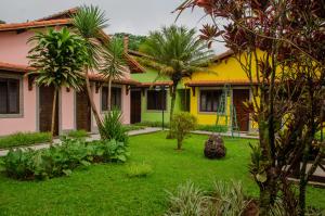 佩尼多拉普尼亚旅馆的棕榈树屋前的花园