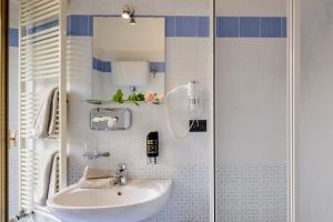 古比奥Hotel San Francesco e il lupo的一间带水槽和镜子的浴室