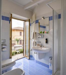 古比奥Hotel San Francesco e il lupo的一间带水槽和卫生间的浴室