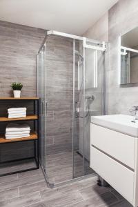 迪马诺卡多林纳Galeria Apartments - Jasná的带淋浴和盥洗盆的浴室