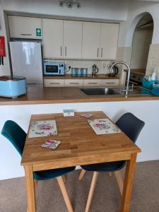 卡桑德Ocean View的厨房配有木桌和水槽。