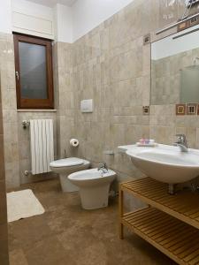 韦列Villa Sterlizia的一间带水槽和卫生间的浴室
