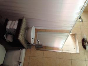 利比里亚布拉马德罗酒店的浴室配有卫生间和水槽。