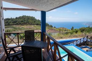 蓬塔利亚纳CASA ALBA, casa rústica en la colina con piscina-spa climatizada y vistas al mar的海景阳台。