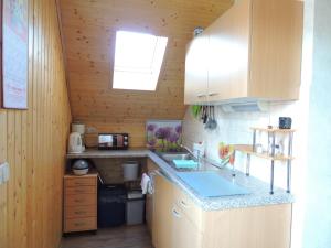 吕本瑙Ferienwohnung Smiley的厨房配有水槽和台面