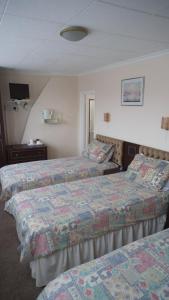 St Clements萨拉塔客舍的酒店客房设有两张床和电视。