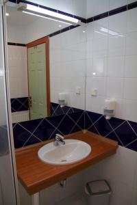 萨尔瓦尔Platán Hotel的一间带水槽和镜子的浴室