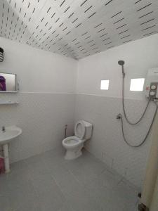 库德岛沽生活度假屋的带淋浴、卫生间和盥洗盆的浴室