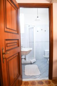 托尔基亚罗洛Villa Adele的一间带水槽和卫生间的浴室