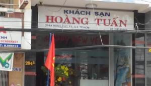 胡志明市Hoang Tuan Hotel的大楼上卡什果酱红电车标志