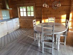 Tourville-la-ChapelleLe Chalet Caux-Marin的小屋内的厨房配有桌椅