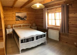 Tourville-la-ChapelleLe Chalet Caux-Marin的小木屋内一间卧室,配有一张床