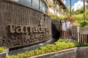 乌布Tanadewa Resort Ubud Bali by Cross Collection的一群站在建筑物前的人