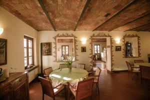 Isola d'AstiAgriturismo Bricco San Giovanni的一间带桌椅的用餐室