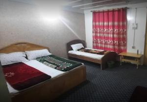 TālGreen Hill Hotel Thall Kumrat的酒店客房设有两张床和窗户。