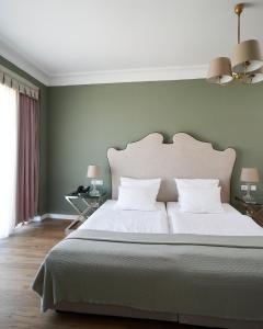 美因河畔法兰克福Hotel Monopol - Central Station的一间卧室配有一张带白色床单的大床