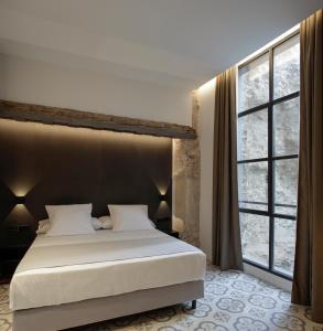 瓦伦西亚Fetén的一间卧室设有一张床和一个大窗户