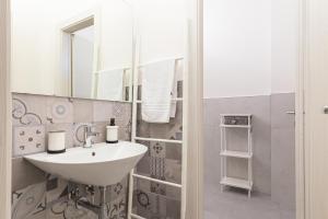 巴里RobertONE Guest House的一间带水槽和镜子的浴室