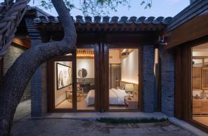 北京Beijing wu tong的一间玻璃门的房子,可通往卧室