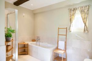 奥尔塔圣朱利奥RATAFIÀ Appartamento con vista sul lago的带浴缸、淋浴和盥洗盆的浴室