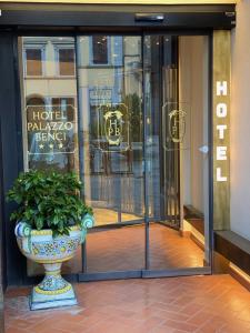 佛罗伦萨帕拉索本齐酒店的门前有植物的花瓶