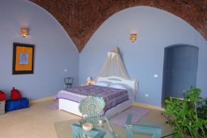 阿布达巴绿洲度假酒店的卧室配有一张床