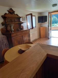 Le MassotLe chant de la rivière的客厅配有木桌和电视。