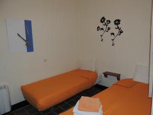 波夫拉德塞古尔坎法塞希亚旅馆的墙上挂钟的房间里设有两张床