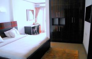 哈科特港Park Hotels的一间卧室配有一张床、一个窗口和一张书桌
