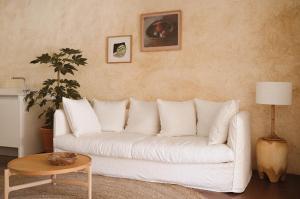 卢马罕Le Galinier, Lourmarin, an authentic Beaumier Guesthouse的客厅配有白色的沙发和桌子