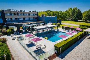 圣让·德·布赖圣让·德·布赖诺富特酒店的享有酒店空中美景,设有游泳池