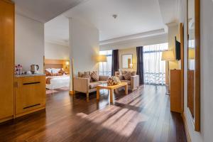亚的斯亚贝巴亚的斯亚贝巴-亚的斯华美达酒店的带沙发、床和桌子的客厅