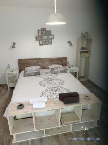 Commensacqles chambres du pont des chèvres的一间卧室配有一张床和一张木桌