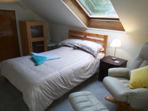 威克Kirkhouse的卧室配有床、椅子和窗户。