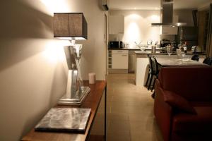 萨尔拉拉卡内达乐保捷德萨尔拉旅馆的客厅配有沙发和带台灯的桌子