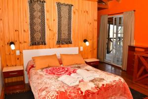 佩休尼亚镇Milagros de Montaña的一间卧室配有一张床,上面有两条毛巾