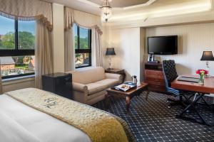 伯利恒伯利恒历史酒店的酒店客房配有一张床、一张书桌和一台电视。