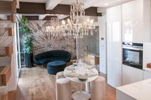 切塞纳蒂科ca' squero911 luxury rooms的一间带桌子和吊灯的用餐室
