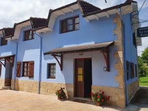 科维达La Casa de Mamasita的拥有蓝色墙壁和窗户的房子