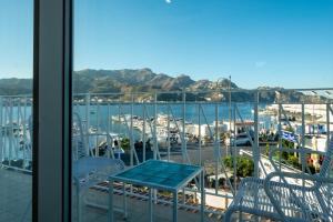 贾迪尼-纳克索斯La Sirena Rooms的阳台享有码头的景致。