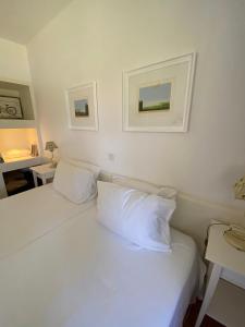 金塔湖Quinta do Lago Golf的客房内的白色床和白色枕头