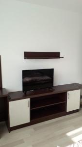 多布里尼什特Къща за гости "Тони"的一张棕色和白色的桌子,墙上配有电视
